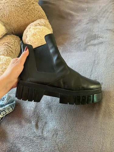 Coturno preto estilo Chelsea