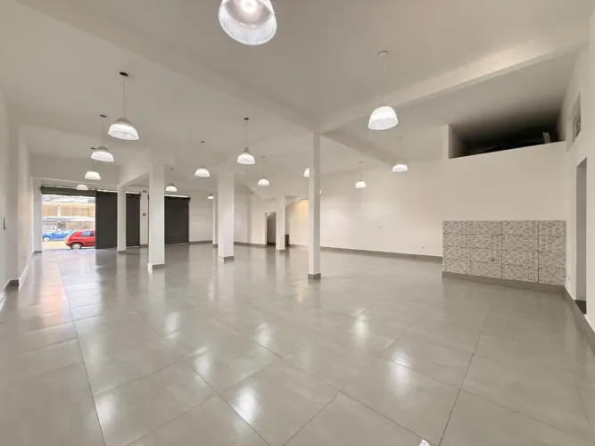 Salão para alugar em Maringá, Zona 03, com 200 m²
