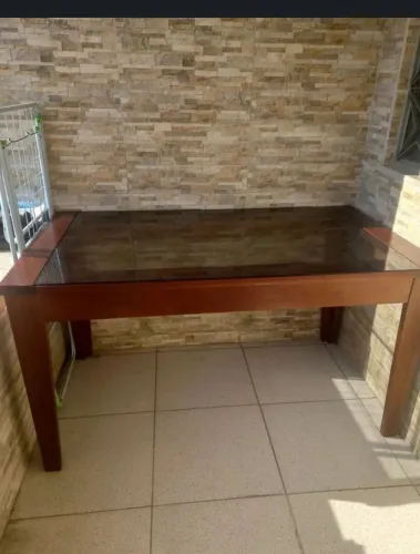 Mesa de madeira 1.50x85 com o tampo de vidro! 180 reais não entrego .