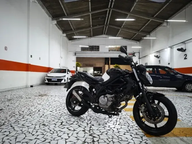 Suzuki Gladius 650cc com escapamento esportivo