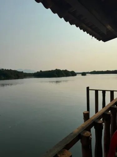 VENDO ou TROCO CASA p reformar com porto rancho p barco