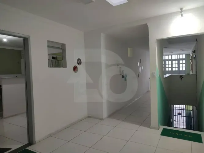 Prédio Comercial no 18 do Forte com Escada Independente e Depósito