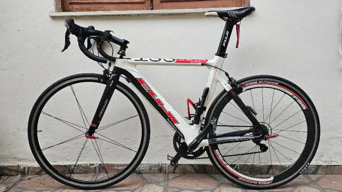 Bicicleta speed full carbon - Fuji SST 1.0 - Tam54 - Grupo Shimano 105