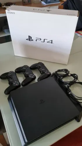 PlayStation 4 Slim - Praticamente novo