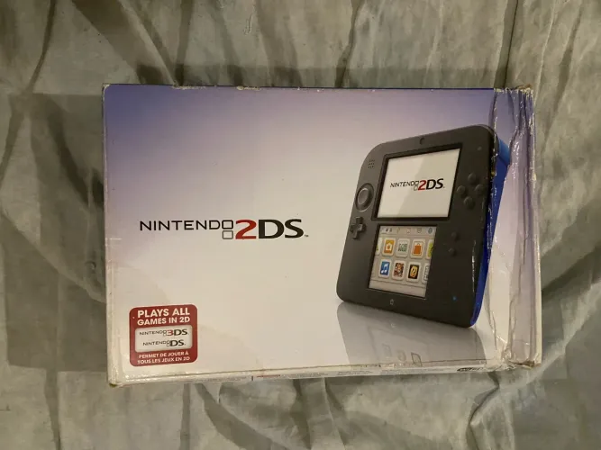 Caixa Nintendo 2ds com amassados e vazia