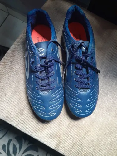 Chuteira de cravo umbro 