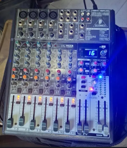 Mesa de som Behringer X1204USB Xenyx