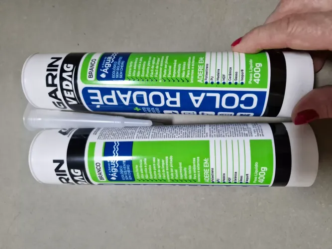 Vendo 2 tubos de cola de rodapés, novos, lacrado. s
