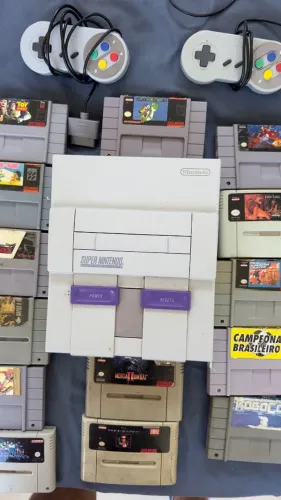 Super Nintendo com várias fitas 