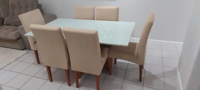 MESA DE JANTAR RETANGULAR TAMPO DE VIDRO COM 06 CADEIRAS SEMI-NOVA