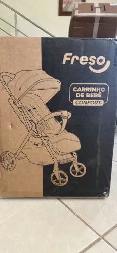Carrinho de bebê novo na caixa