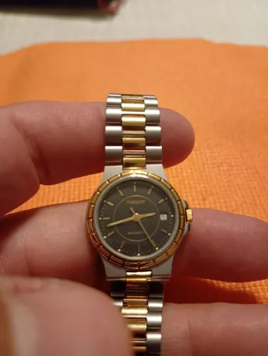Relógio Tissot fundo preto em aço inoxidável prata e dourado ítem exclusivo e de coleção