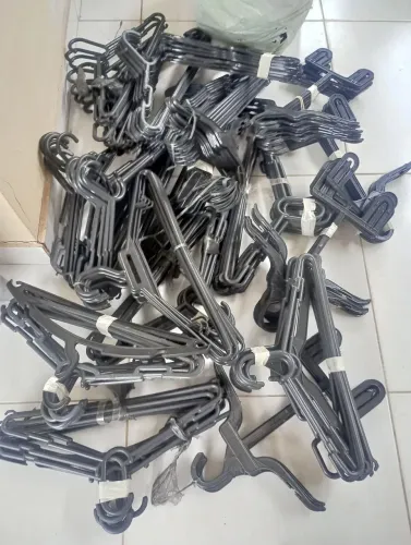 Vendo cabides pra loja de roupas e calçadoss