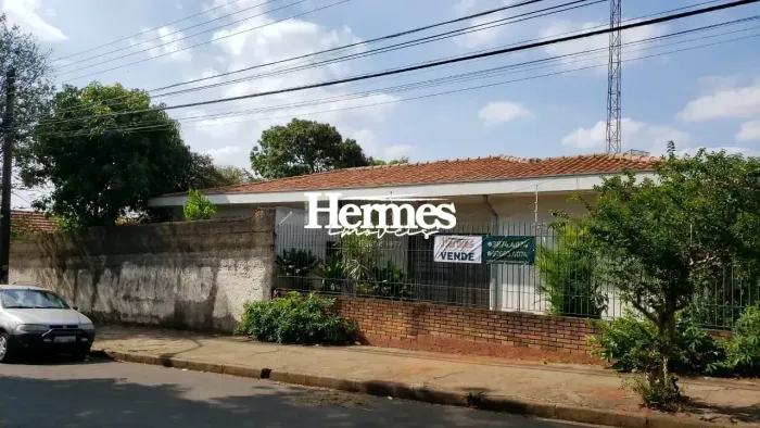 Casa à Venda ou para Locação no Centro de Cosmópolis/SP
