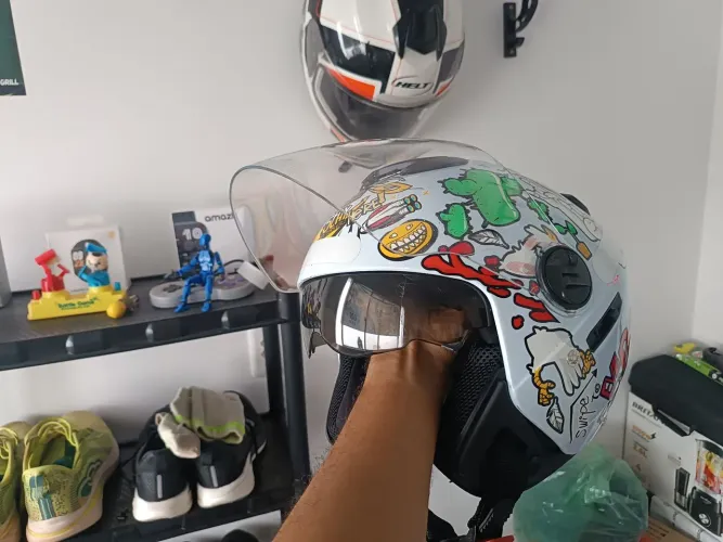 Capacete aberto com óculos de sol