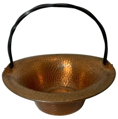 Lindo cachepot cesta confeccionado em cobre martelado dourado com alça