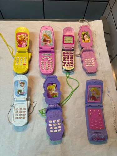Lote com 7 telefones celulares de brinquedo de plastico  - usados sucata  - leia