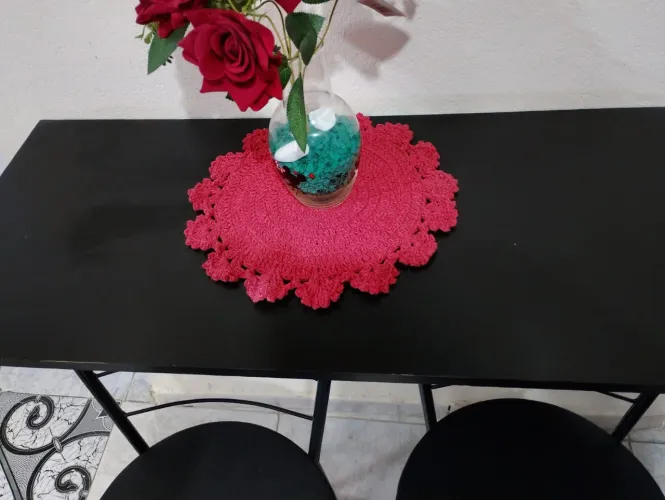 Mesa com duas banquinho $150 e espelho de parede com alça  $100