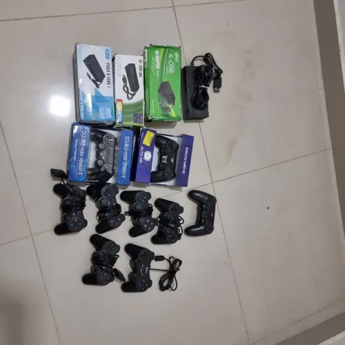Lote de controles e fontes para video games