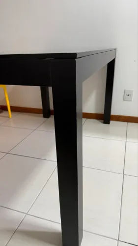 Mesa Tok&Stok preta com tampo de vidro