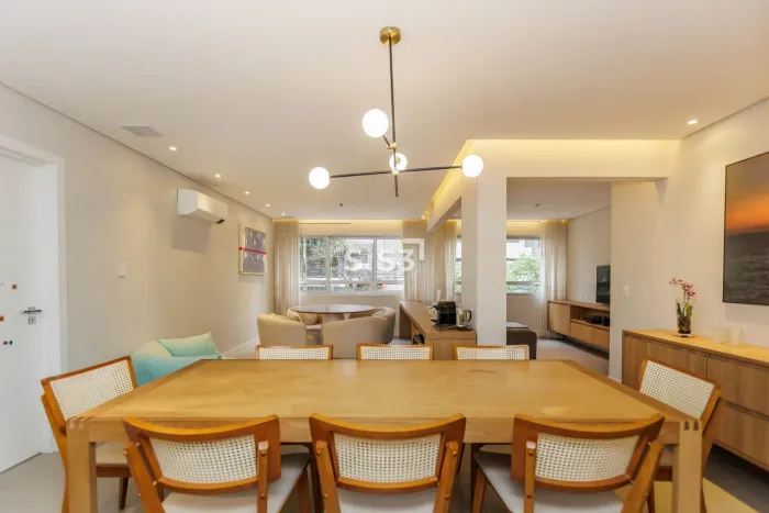 Apartamento reformado à venda no Batel, próximo à Praça do Japão
