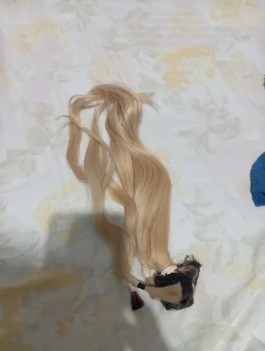 Vendo cabelo humano brasileiro. Usado por pouco tempo. Tem por volta de 0,35 centímetros.