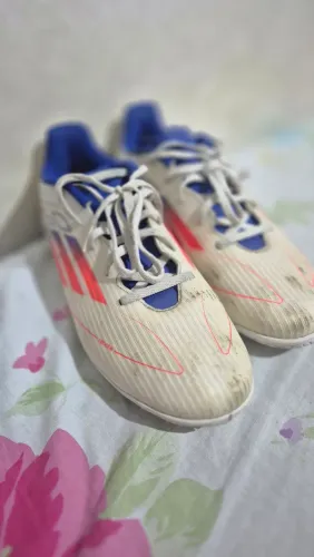 Chuteira f50 futsal, apenas suja e com alguma marcas de uso, porém de muita qualidade