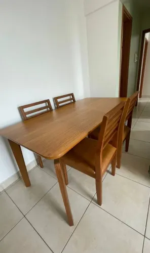 Mesa de jantar em madeira