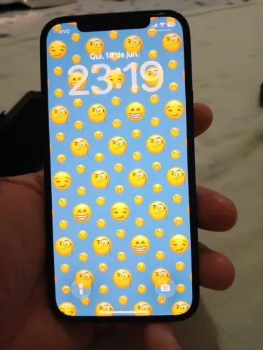 Vendo um iPhone 12 normal