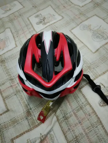 Capacete ? de ciclismo novíssimo pouquíssimo uso somente 75$. Oportunidade! particular..
