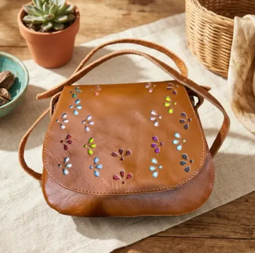 Bolsa feminina em couro legitimo com alça de mão e ombro