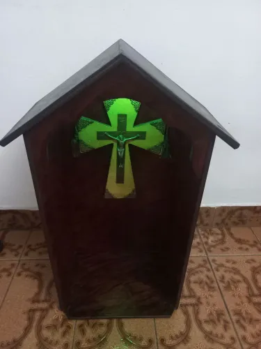 ANTIGO ORATÓRIO CAPELA MADEIRA COM ILUMINAÇÃO
