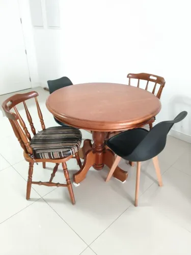 Conjunto mesa redonda de madeira e cadeiras antigo vintage