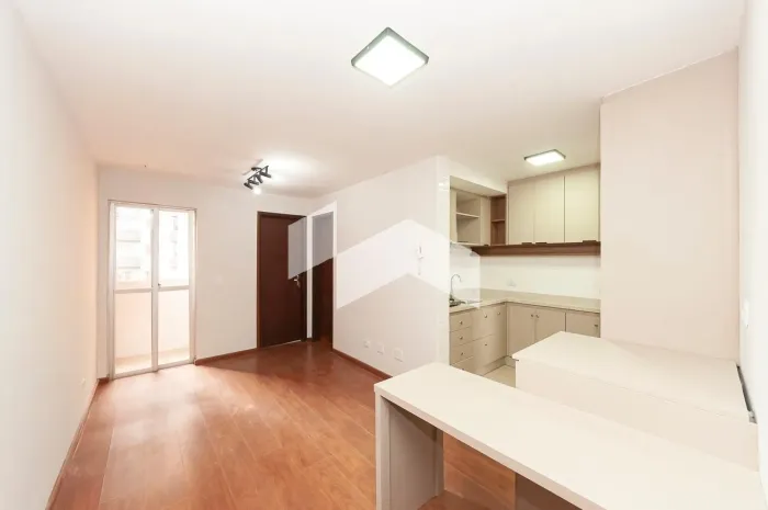 Studio mobiliado ao lado da FAE | Sol da manhã e praticidade no coração de Curitiba