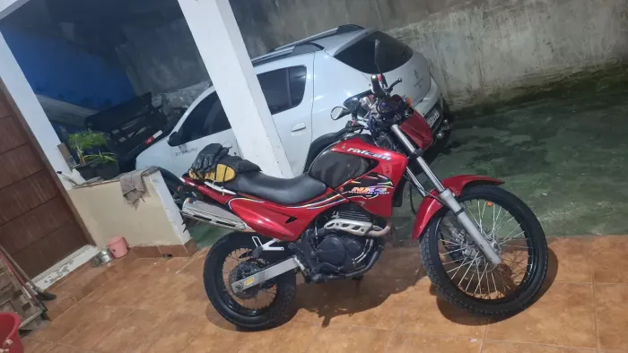 Vendo ou troco moto de procedência bem conservada em dia só transferir