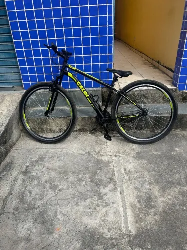 bicicleta Mountain Bike Caloi Velox aro 29 na cor preta com detalhes em amarelo neon