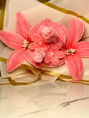 ?Buquê artesanal feito com limpadores de cachimbo?