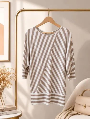 Blusa em malha off-white com listras douradas da Folic