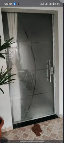 Vendo porta de vidro blindex com puxador,1.10 de largura 2.20 de altura