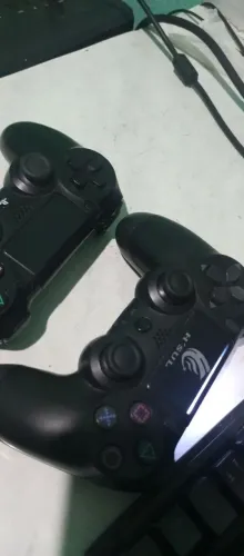 Dois controles de PS4 