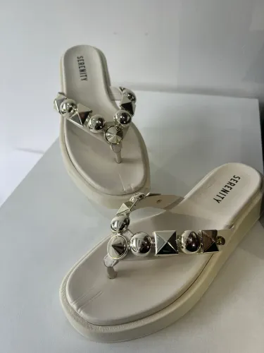 Rasteira Feminina Serenity Off White com Aplicações Metalizadas