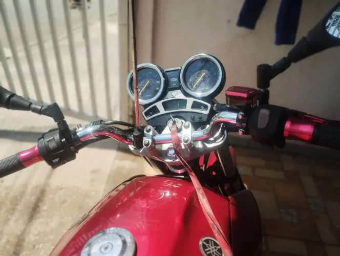 Moto Feizer 250 com vários acessórios