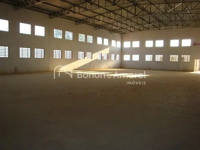Extensa área industrial em Monte Mor com edificações e benfeitorias