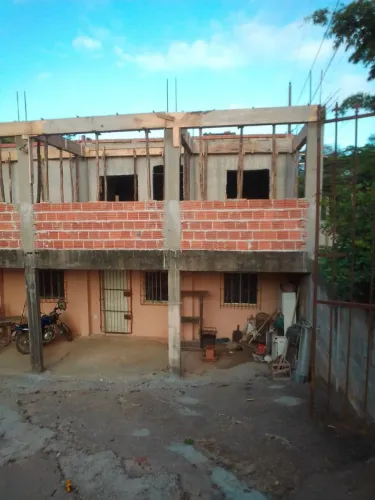 Troca se casa de 6 cômodos, sendo 3 quartos , 2 slas , 1 cozinha,  por sítio ou chácara 