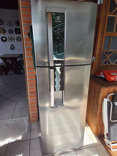 Geladeira Electrolux Frost Free Inox com Dispenser de Água