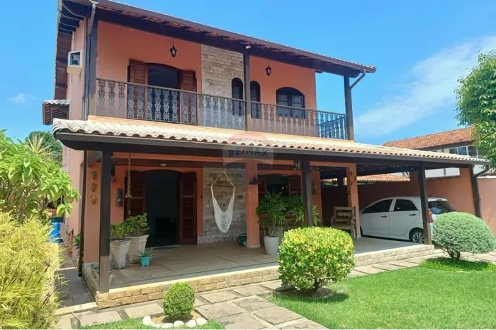 Casa em condominio fechado com cinco dormitórios e piscina.
