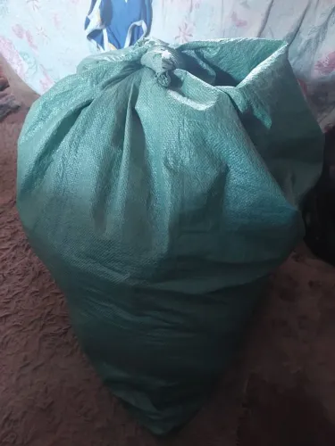 Vendo um fardo com 100 peças de roupas para bazar