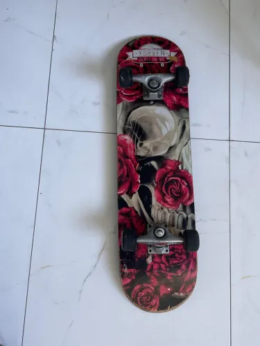 skate padrão x seven com desenho atrás