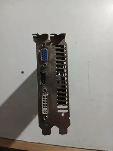 Vendo gt 9800 de 4GB,comparada a uma rx 550
