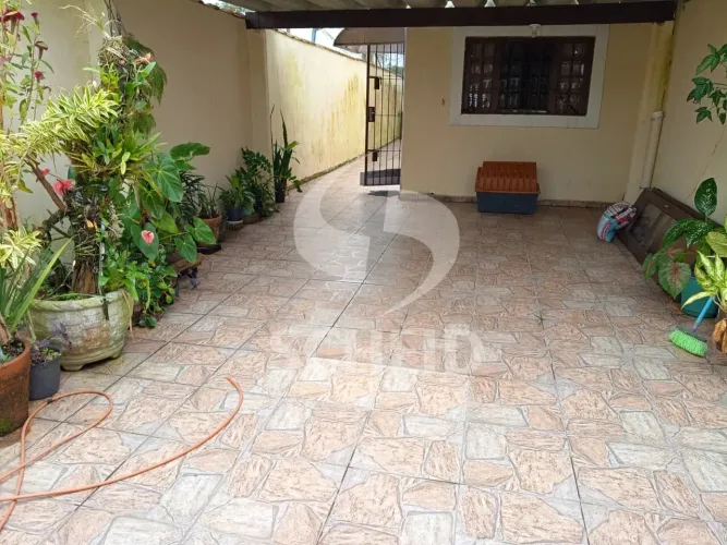 Casa a venda em mongagua com entrada lateral e garagem para 2 carros com sacada